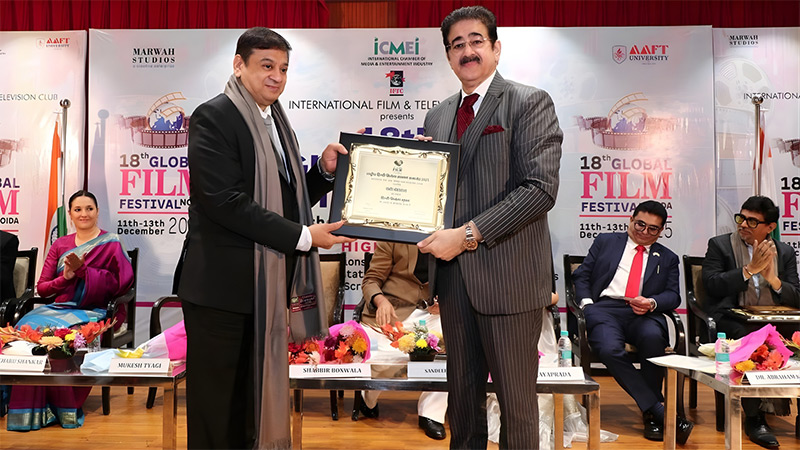 Shabbir-Boxwala-Honoured-with-Hindi-Cinema-Bhushan-Award-at-18th-Global-Film-Festival-Noida1