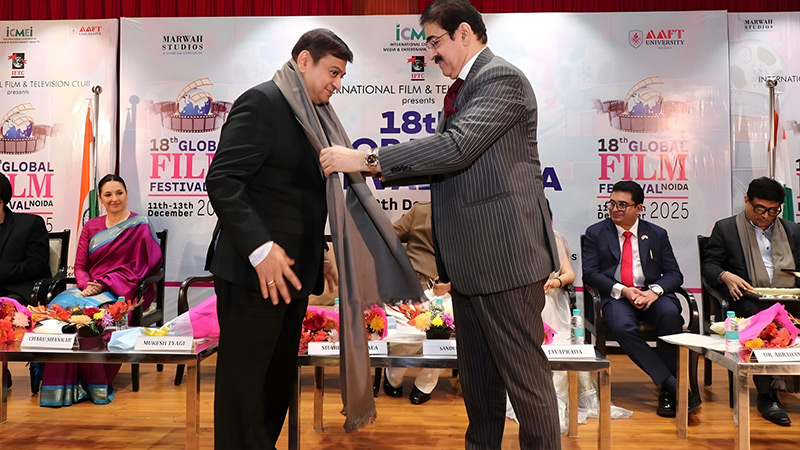 Shabbir-Boxwala-Honoured-with-Hindi-Cinema-Bhushan-Award-at-18th-Global-Film-Festival-Noida2