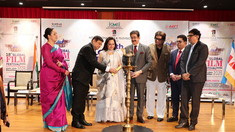 Shabbir-Boxwala-Honoured-with-Hindi-Cinema-Bhushan-Award-at-18th-Global-Film-Festival-Noida3