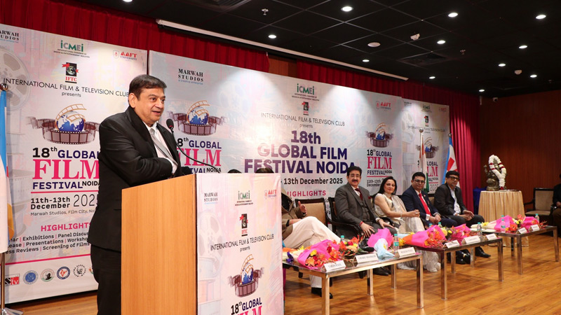 Shabbir-Boxwala-Honoured-with-Hindi-Cinema-Bhushan-Award-at-18th-Global-Film-Festival-Noida6